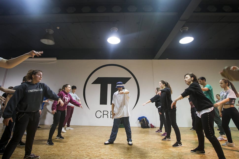 Greenteck ensea a sus alumnos croatas un poco de dance en Zagreb, Croacia, el 25 de marzo de 2018