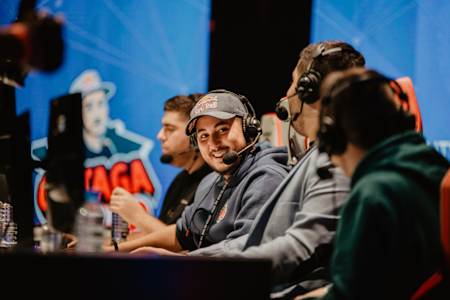 Le streamer et joueur français Gotaga joue aux jeux vidéo sur la scène du Gotaga On Tour à Marseille en France en 2019.