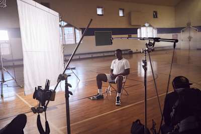 Ein Behind-the-scenes-Shot von Chris Matthews am Set für "Life & Basketball: The Rise of Lethal Shooter".