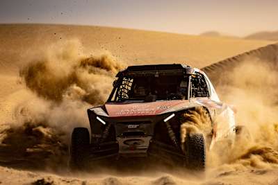 Dania Akeel (SAU) Stephane Duple (FRA) za tým BBR jsou vidět v 2b. etapě Rallye Dakar 2025 v Bisha v Saúdské Arábii 6. ledna 2025. 