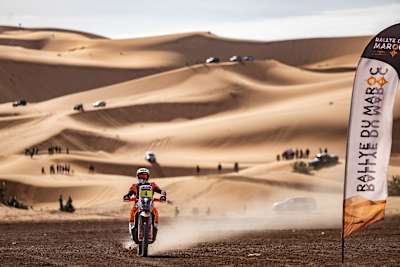 Aquí vemos a Daniel Sanders en la línea de meta del Rally de Marruecos, la quinta prueba del Campeonato del Mundo de Rally-Raid, en Erfoud, Marruecos.