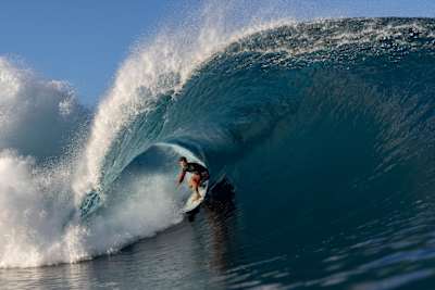 Jack Robinson surft in Teahupo'o auf Tahiti.