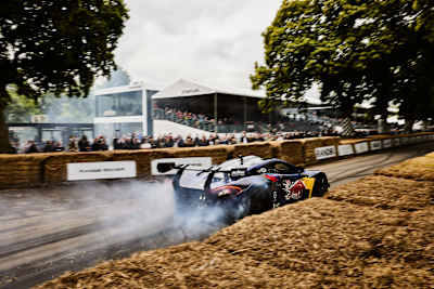 Mike Whiddett derrapando con su MADMAC en el Goodwood Festival of Speed 2024.
