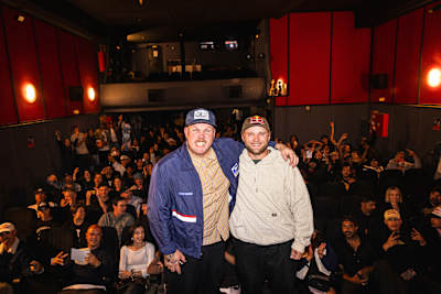 Jamie Foy es todo sonrisas con sus fans en el estreno de su última parte en vídeo, 'Aftermath', el 25 de abril de 2025, en Barcelona, España. El evento mostró sus notables habilidades con el monopatín