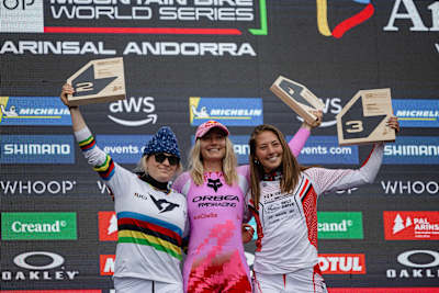 Valentina Höll, Tahnée Seagrave und Mille Johnset feiern auf dem Podium beim UCI Mountain Bike World Cup in Pal Arinsal, Andorra, 12. Juli 2025.