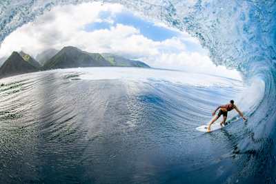 Surfprofi Leon Glatzer surft während der Dreharbeiten zum Film Against Gravity  im Juli 2025 in Teahupo'o.