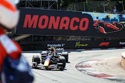 Isack Hadjar de Francia pilotando el RB22 de Oracle Red Bull Racing en pista durante el Gran Premio de F1 de Mónaco en el Circuito de Mónaco. 