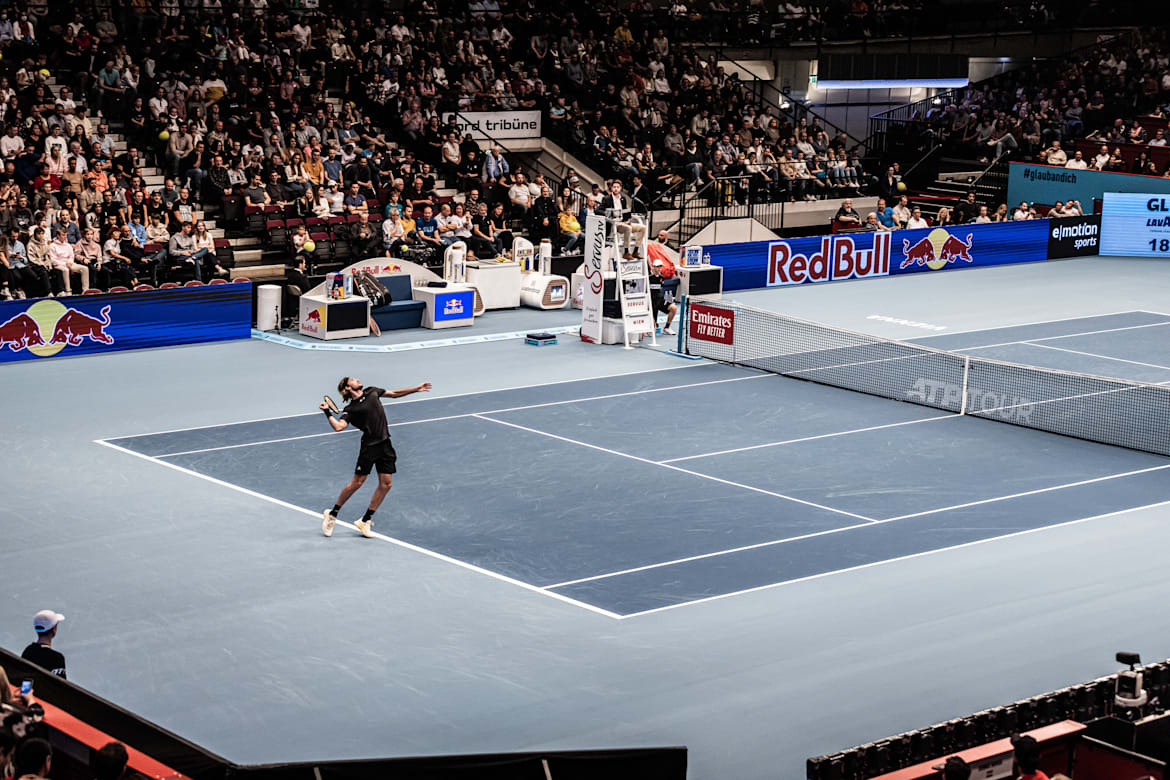 Ο Στέφανος Τσιτσιπάς παίζει εναντίον του Dennis Novak στο Erste Bank Open στη Βιέννη της Αυστρίας στις 26 Οκτωβρίου 2022.