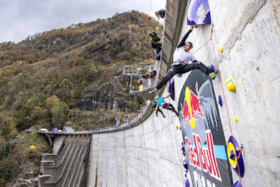 Alberto Ginés López participa en el Red Bull Dual Ascent en l presa de Verzasca, Suiza, el 4 de noviembre de 2023.