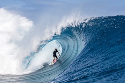 Le surfeur français Kauli Vaast charge une vague à Teahupoo, Tahiti, le 28 mai 2022.