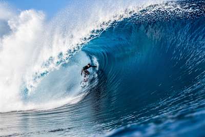 Kauli Vaast trece peste foamball în tubul din Tahiti
