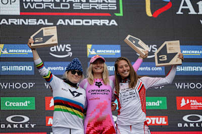 Valentina Höll, Tahnée Seagrave und Mille Johnset feiern auf dem Podium beim UCI Mountain Bike World Cup in Pal Arinsal, Andorra, 12. Juli 2025.