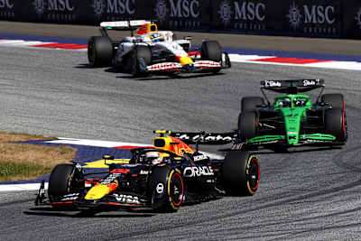 Yuki Tsunoda îi conduce pe Nico Hulkenberg și Isack Hadjar la Marele Premiu F1 al Austriei la Red Bull Ring pe 29 iunie 2025 în Spielberg, Austria. 