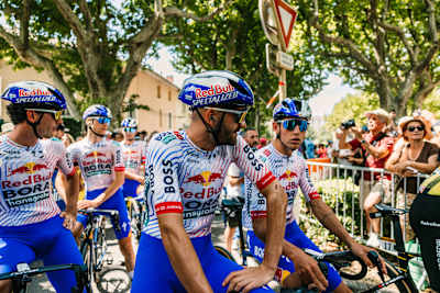 Zespół Red Bull - BORA - hansgrohe ustawia się na starcie 17. etapu Tour de France 2025.