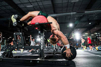 Noah Ohlsen competes at the World Fitness Project performing a challenging core exercise.