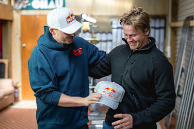 Henrik Kristoffersen überbrachte die Kopfbedeckung und den sichtbaren Beweis, dass Timon Haugan offiziell ein Red Bull Fahrer ist.
