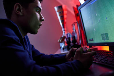 Levi de Weerd hrá EA FC v Apeldoorne v Holandsku.