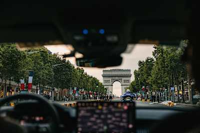 De slotetappe van de Tour gezien vanuit de volgauto