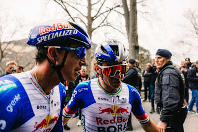 Florian Lipowitz et Remco Evenepoel, de l'équipe Red Bull – BORA – hansgrohe, lors de la 6e étape (Berga – Queralt) de la 105e édition de la Volta a Catalunya en Espagne, en 2026.