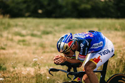 Remco Evenepoel della Red Bull – BORA – hansgrohe ha fatto un giro di recupero insieme ai suoi compagni di squadra durante la giornata di riposo del Tour de France 2026. 