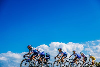 Remco Evenepoel, Jai Hindley, Nico Denz und Jan Tratnik fahren für Red Bull – BORA – hansgrohe bei der Tour de France 2026 in Frankreich die 13. Etappe von Dole nach Belfort