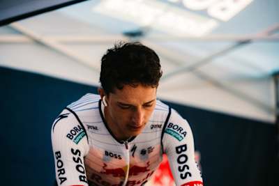 Florian Lipowitz della Red Bull - BORA - hansgrohe si prepara per la 16ª tappa, la cronometro individuale di 26,1 km da Évian-les-Bains a Thonon-les-Bains, in Francia, il 21 luglio 2026.
