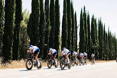 Das Team von Red Bull - BORA - hansgrohe bereitet sich auf das Mannschaftszeitfahren auf der ersten Tour de France-Etappe vor.