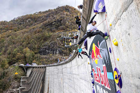 Alberto Ginés López participa en el Red Bull Dual Ascent en l presa de Verzasca, Suiza, el 4 de noviembre de 2023.
