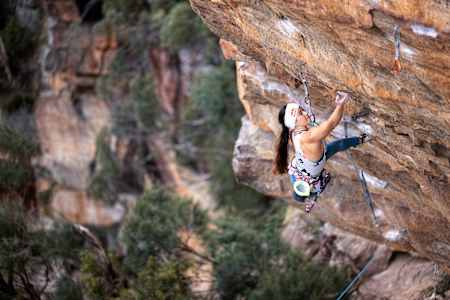 Angie Scarth-Johnson beim Klettern in den Blue Mountains, New South Wales, Australien am 25. September 2022.