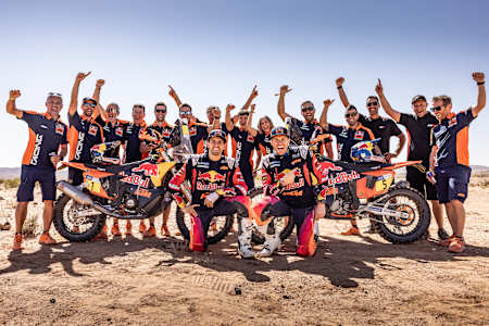 V roce 2024 oslavuje tým Red Bull KTM Factory Racing, včetně Daniela Sanderse a Luciana Benavidese, vítězství v cíli Rally Du Maroc v marockém Mengoubu.