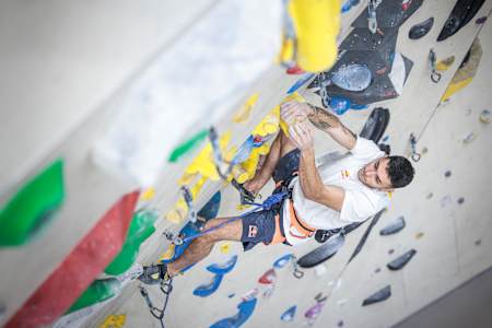 Alberto Ginés klettert im Dezember 2023 an der Sptunik-Kletterwand in Madrid.