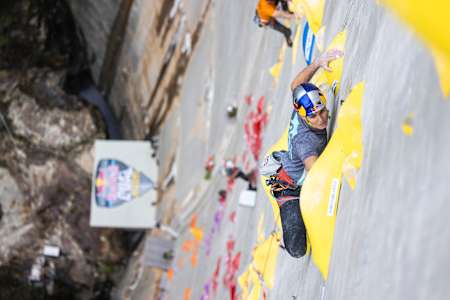 Domen Škofic klettert 2023 die Red Bull Dual Ascent-Wand an der Verzasca-Talsperre in der Schweiz