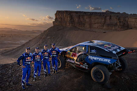 Carlos Sainz, Mattias Ekström, Nani Roma and Mitch Guthrie Jr posieren für die Dakar 2026