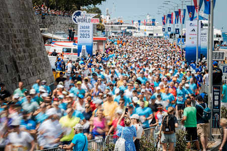 Des milliers de coureurs à travers Zadar en Croatie pour la Wings for Life World Run Flagship Run le 5 mai 2025.
