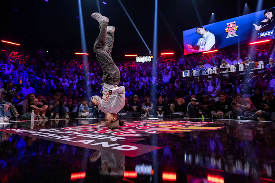B Girl Jin zeigt außergewöhnliche Fähigkeiten beim Red Bull BC One Cypher Switzerland, der im Mai 2023 in der Halle 622 in Zürich stattfindet