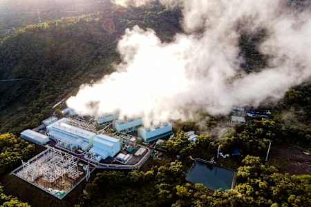 Neben dem geothermischen Kraftwerk in der Nähe des Tecapa-Vulkans steht ein Container, in dem Tag und Nacht 300 Computer laufen.