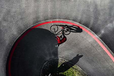 Verkehr verkehrt: Claudio Caluori in der Steilkurve. 