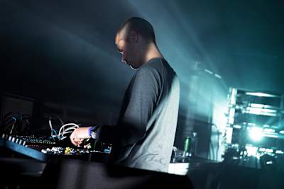 Una imagen de André Bratten durante una actuación en directo en Tonsberg, Noruega, en 2016.