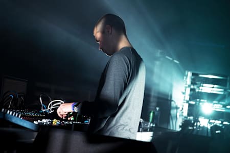 Una imagen de André Bratten durante una actuación en directo en Tonsberg, Noruega, en 2016.