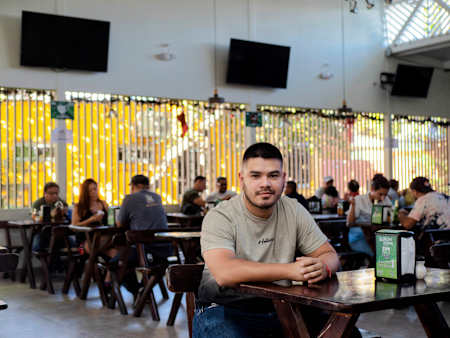 Jüngeren Menschen fällt die Umstellung auf das digitale Geld leichter. Nelson Lovo hat ein Bitcoin-Konto, aber sein Vater schreibt die Rechnungen am liebsten noch mit der Hand.