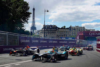 Nelson Piquet por delante de Jerome D'Ambrosio y Lucas Di Grassi por las calles de París en 2017.
