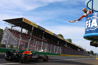 Max Verstappen pakt de geblokte vlag tijdens de F1 Grand Prix van Italië op het Autodromo Nazionale Monza op 7 september 2025 in Monza, Italië.
