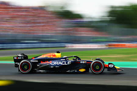 Une monoplace Oracle Red Bull Racing roule à pleine vitesse sur le circuit du Grand Prix de Formule 1 d'Italie.