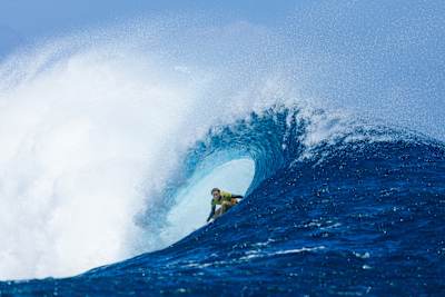 Caity Simmers surfing at the 2024 Fiji Pro
