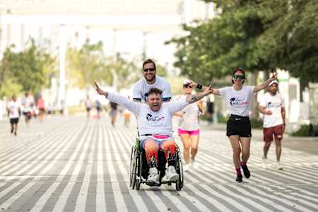 Participantes en la Carrera Mundial Wings for Life App Run Event en Expo City, Dubai, Emiratos Árabes Unidos, el 7 de mayo de 2023.