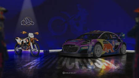 Pantalla de selección de vehículo en The Crew Motorfest Temporada 6 mostrando una moto offfroad KTM de marca Red Bull y un coche WRC híbrido Ford Puma de marca Red Bull.