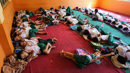 Školka po obědě. Děti spaly a paní učitelky společně obědvaly