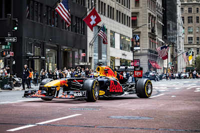 Sergio Pérez von Oracle Red Bull Racing auf der 5th Avenue in New York während der Dreharbeiten zu "Race To Miami", 2022. 