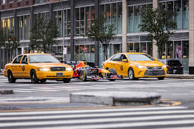 Sergio Pérez neben gelben Taxis auf den Straßen von New York in "Race To Miami", 2022. 