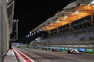 Isack Hadjar im Racing Bulls VCARB02 führt vor Charles Leclerc von Ferrari und Liam Lawson von Red Bull Racing bei einem rollenden Start während der F1-Tests auf dem Bahrain International Circuit.
